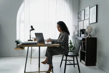vrouw zit achter een bureau te werken als afbeelding bij een blog over pensioenpremie loonstrook