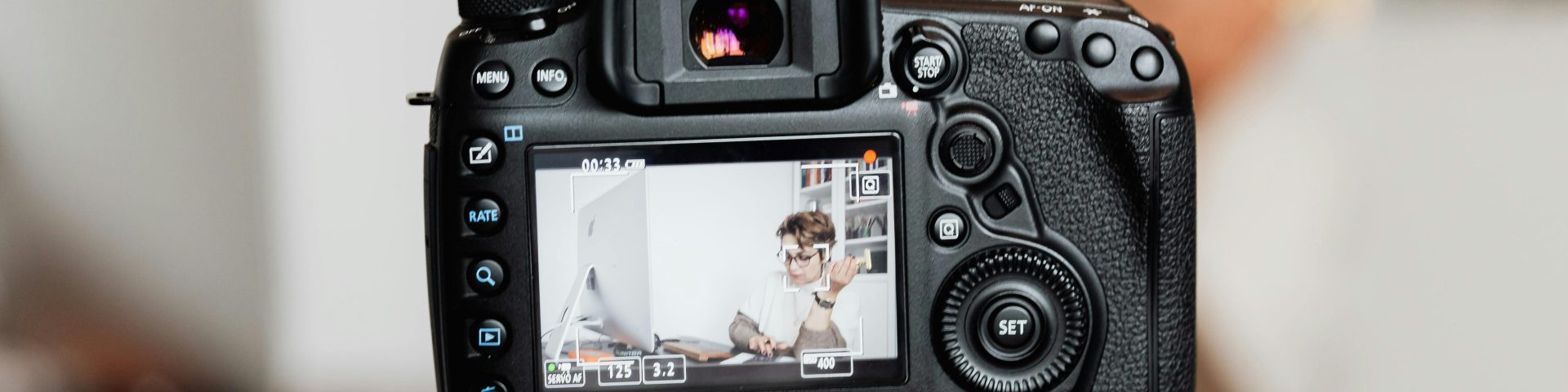 vrouw door een camera bekeken story telling pensioen