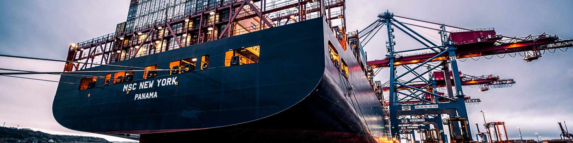 Schip met containers in de haven als voorbeeld bij invaren in het nieuwe pensioenstelsel