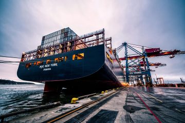 Schip met containers in de haven als voorbeeld bij invaren in het nieuwe pensioenstelsel