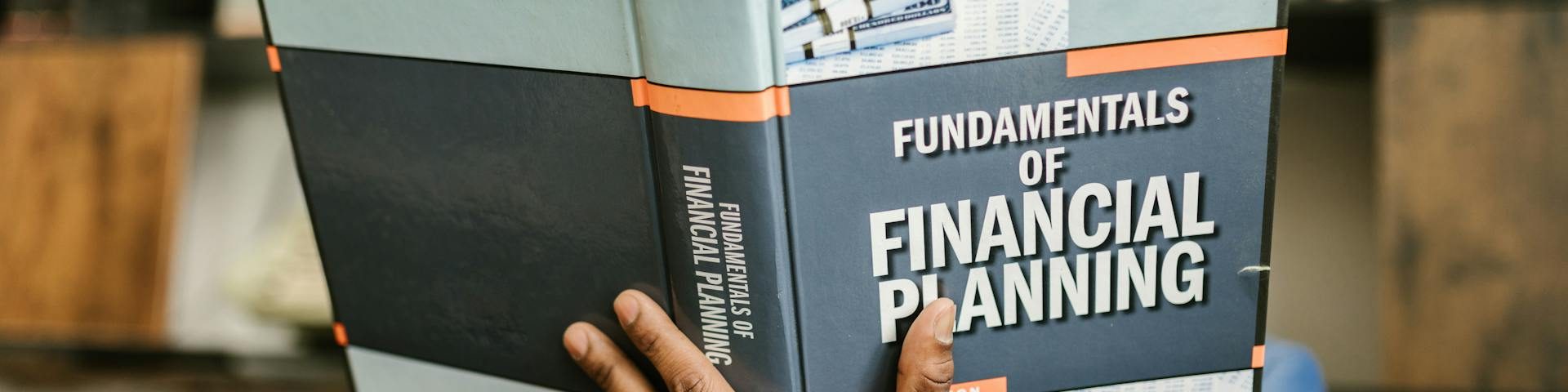 Persoon leest boek over financiële planning als afbeelding bij blog over pensioentransitie