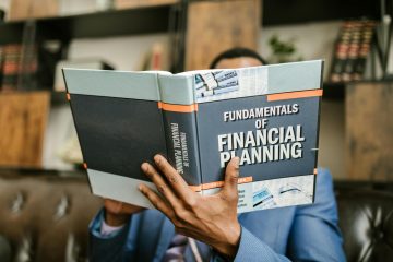 Persoon leest boek over financiële planning als afbeelding bij blog over pensioentransitie